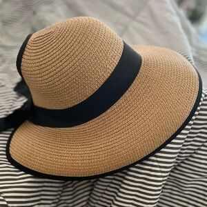 Cute sun hat!  Like new only worn once
